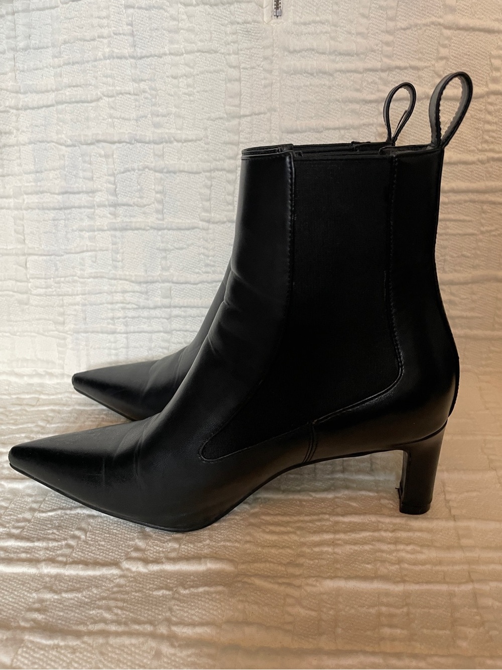 Torgeis Pointed Black Leather Ankle Booties w/ Low Kitten Heel, Like New -Sz 6.5